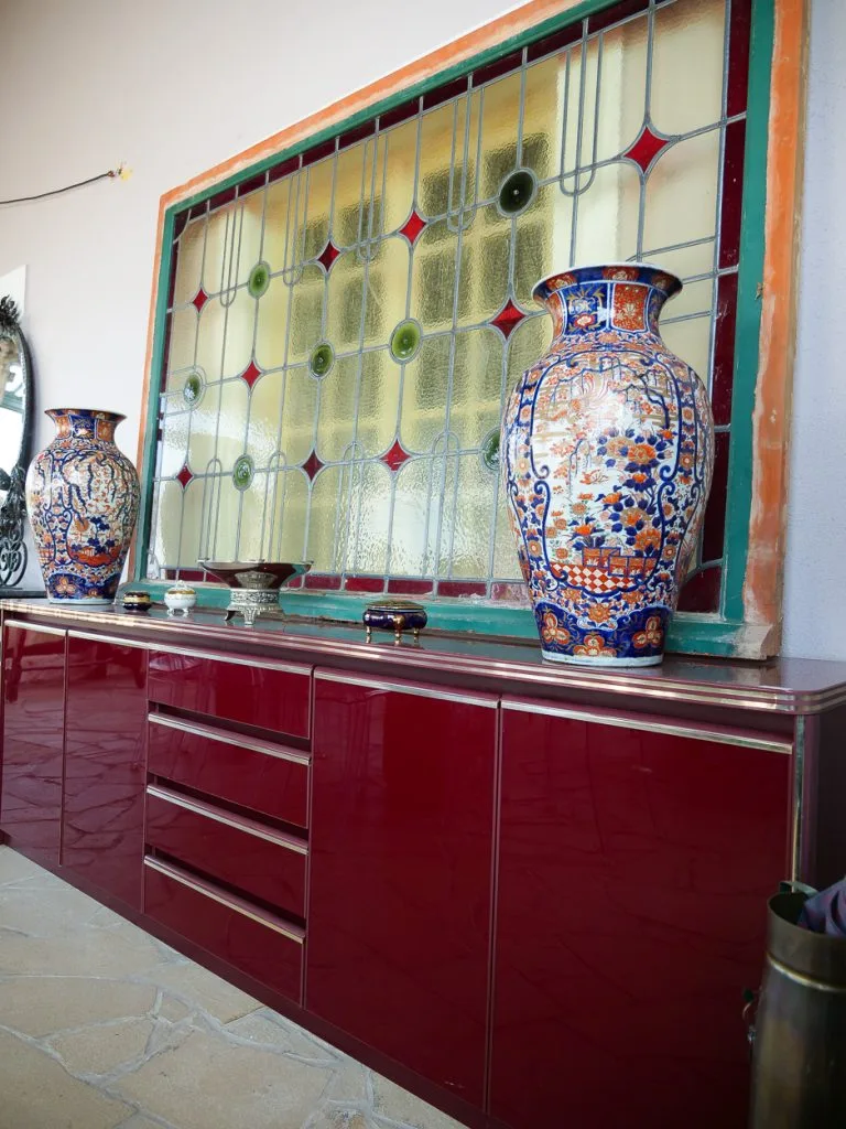 Vases Imari et arts d'Asie devant un vitrail