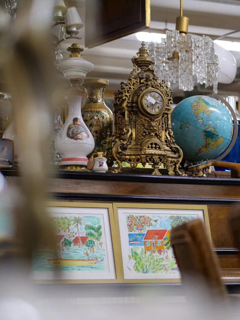 Cartel en bronze doré et globe terrestre ancien