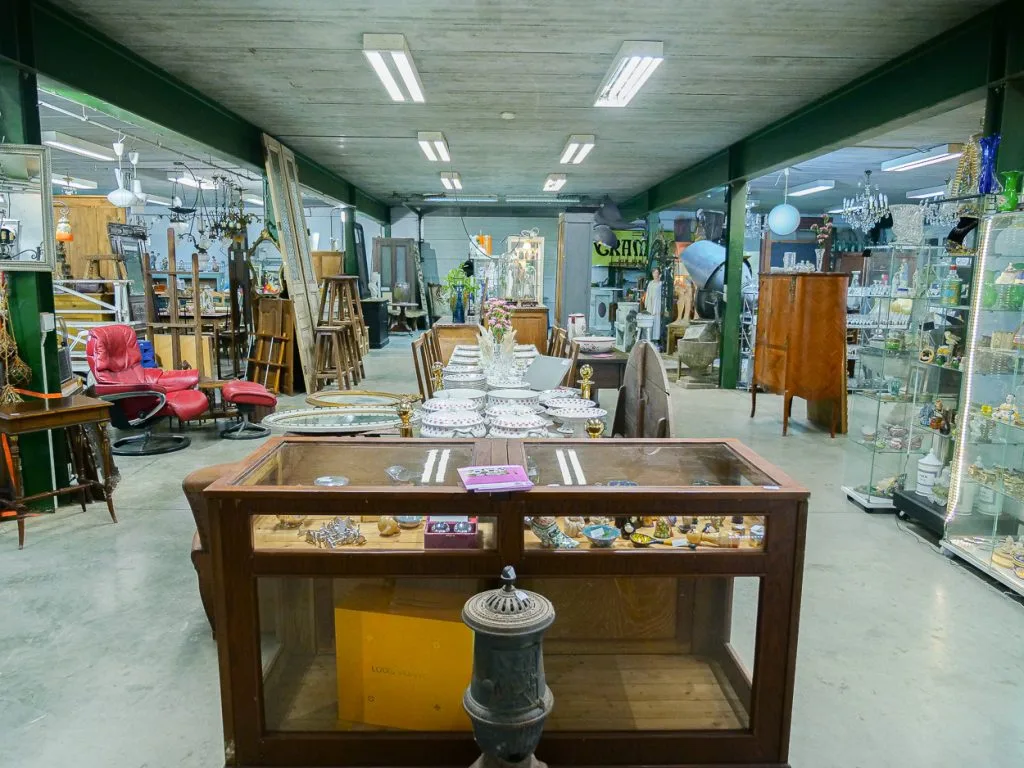 Vue du dépôt avec comptoir-vitrine et table dressée en porcelaine