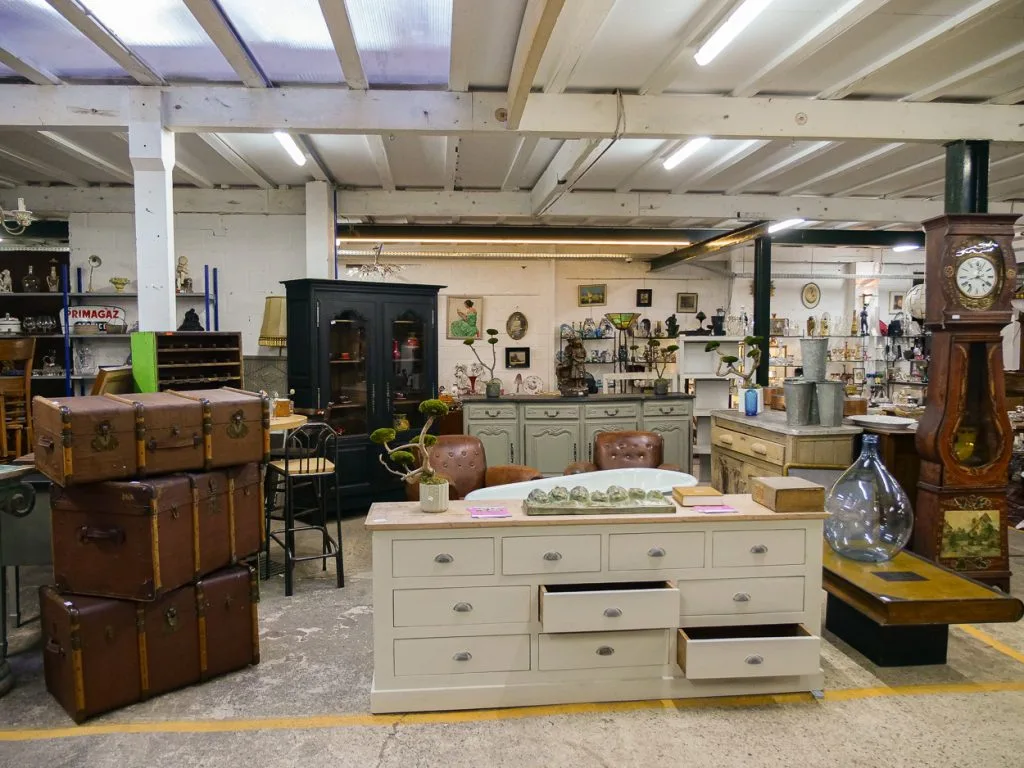 Malles anciennes en cuir, meuble à tiroirs et horloge comtoise