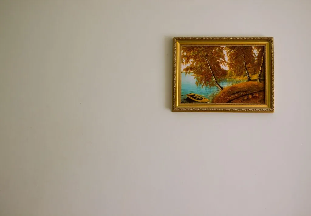 Tableau de paysage ancien dans un cadre doré accroché au mur