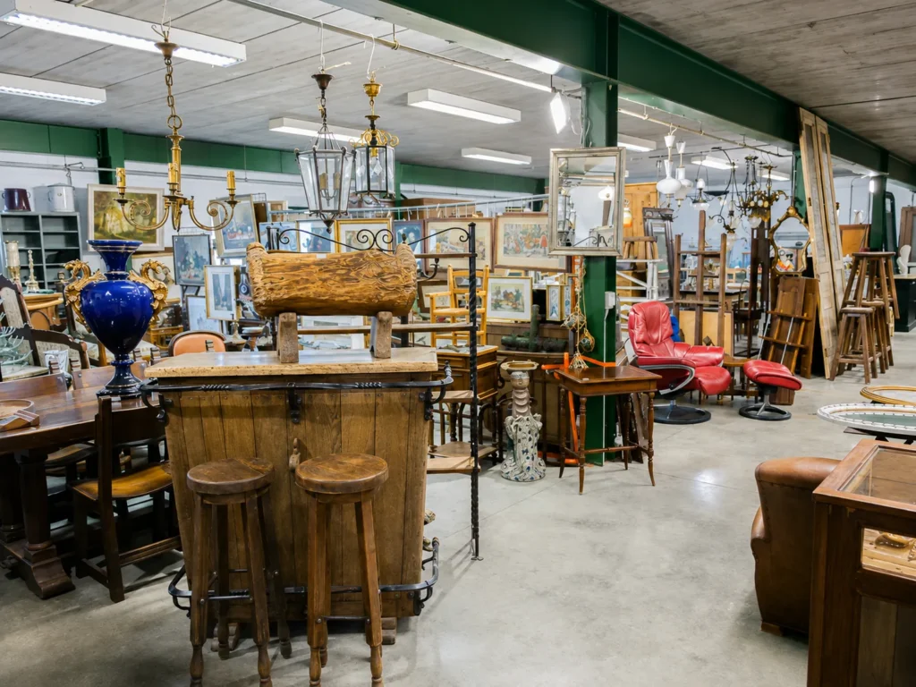 Vue du dépôt et des objets anciens de la galerie Le Temps Jadis