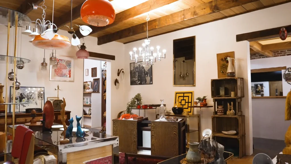 Salle d’exposition de la galerie d’antiquités Le Temps Jadis
